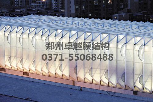 夜間車(chē)站透出柔和的燈光讓人感到非常的溫馨、輕松