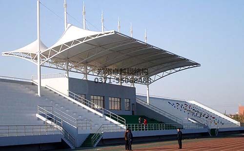 某學(xué)校的膜結(jié)構(gòu)看臺實(shí)拍圖