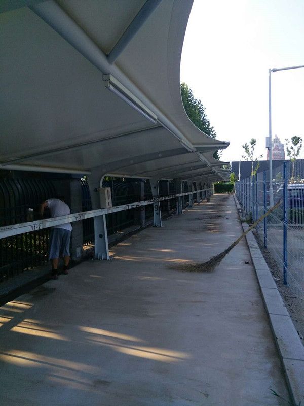 益陽<font color='red'>膜結(jié)構(gòu)車棚</font>【邯鄲三泰膠業(yè)等】施工案例