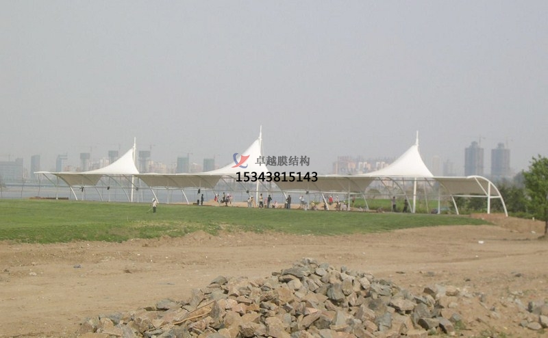 普洱膜結(jié)構(gòu)高爾夫發(fā)球臺(tái)遮陽(yáng)棚