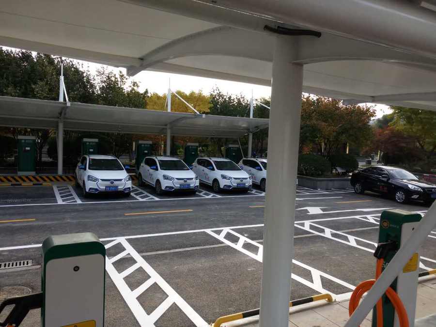 七字型的汽車停車棚，也是汽車蓬里，使用比較多的一款造型