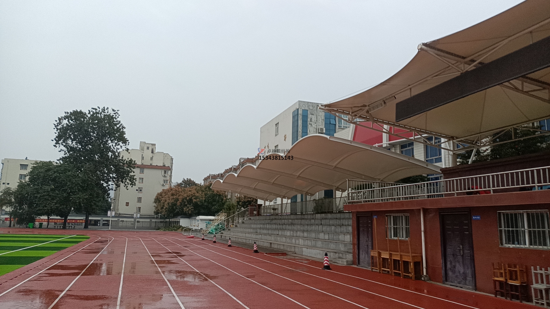 學(xué)校田徑場(chǎng)<font color='red'>膜結(jié)構(gòu)看臺(tái)</font>遮陽棚如何選擇材料？不同材料對(duì)其性能有何影響？