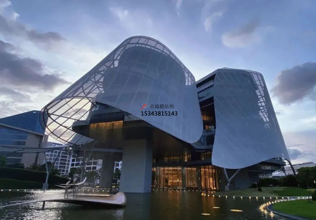 優(yōu)雅而懸浮，PTFE膜結(jié)構(gòu)外立面建筑
